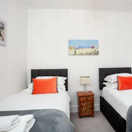White House Apartments-free Parking 1 Car Per
