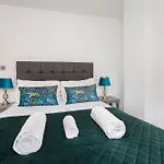 White House Apartments-free Parking 1 Car Per *