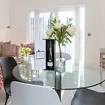 White House Apartments-free Parking 1 Car Per Apartment *