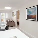 White House Apartments-free Parking 1 Car Per