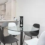 White House Apartments-free Parking 1 Car Per *