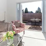 White House Apartments-free Parking 1 Car Per