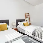 White House Apartments-free Parking 1 Car Per * 约克