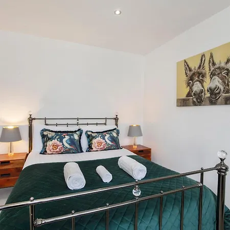 White House Apartments-free Parking 1 Car Per *