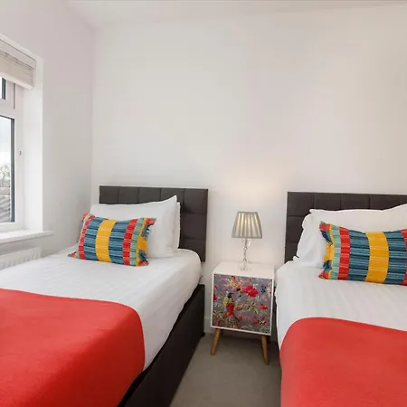 White House Apartments-free Parking 1 Car Per