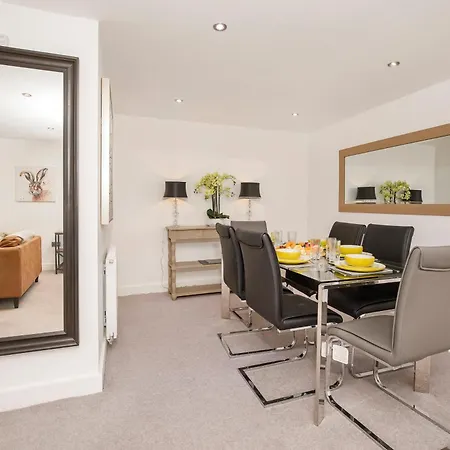 White House Apartments-free Parking 1 Car Per *