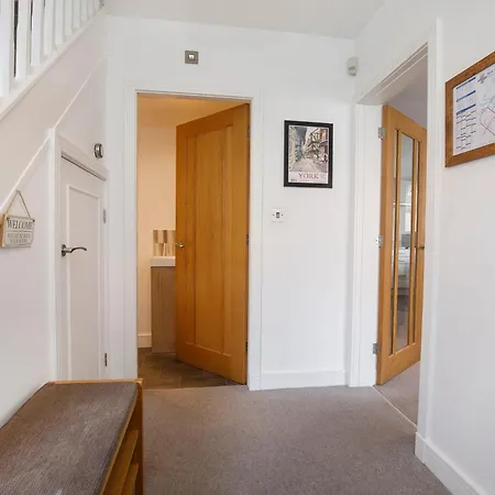 White House Apartments-free Parking 1 Car Per Apartament *