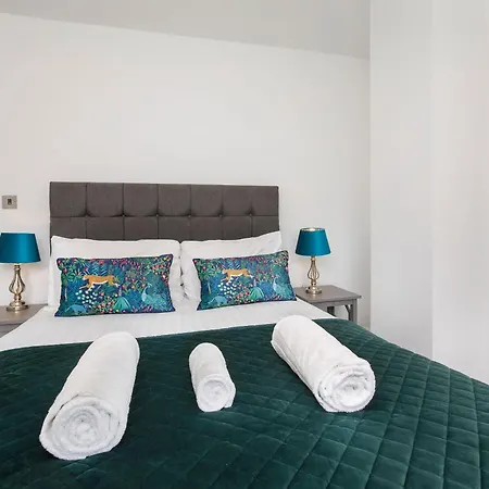 White House Apartments-free Parking 1 Car Per *