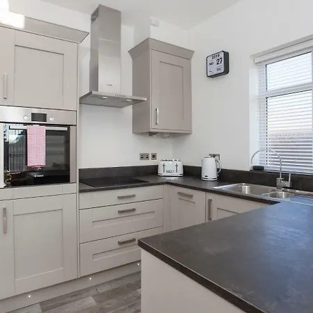 White House Apartments-free Parking 1 Car Per *