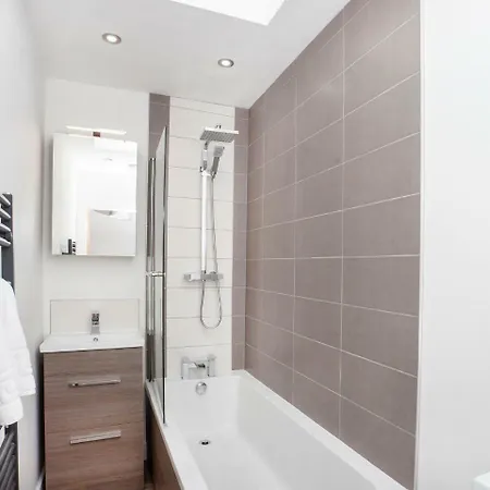 White House Apartments-free Parking 1 Car Per * York