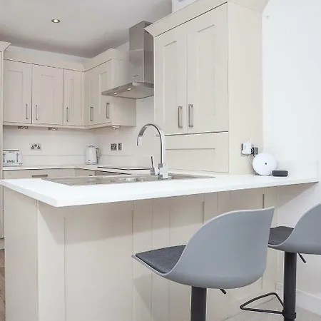 White House Apartments-free Parking 1 Car Per Apartament York