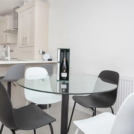 White House Apartments-free Parking 1 Car Per *