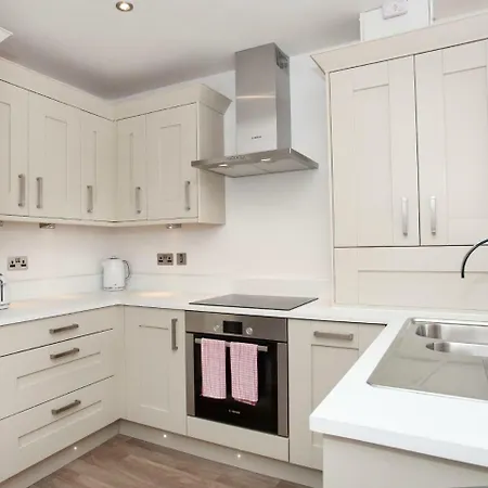 White House Apartments-free Parking 1 Car Per