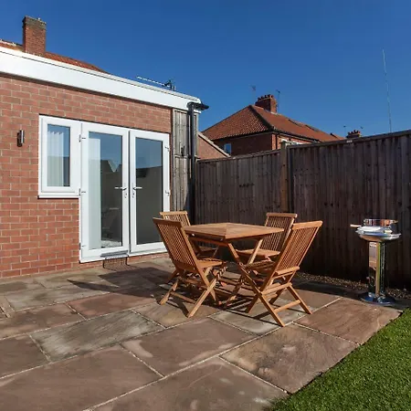 White House Apartments-free Parking 1 Car Per *