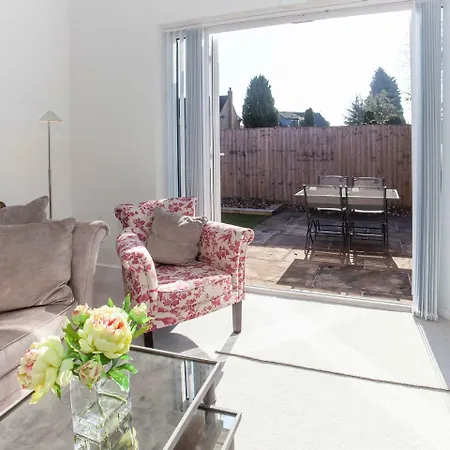 White House Apartments-free Parking 1 Car Per