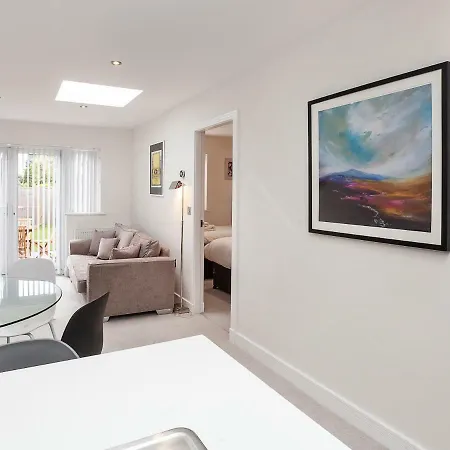 White House Apartments-free Parking 1 Car Per