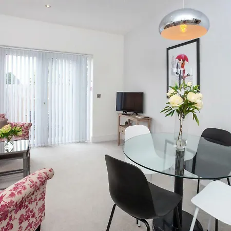 White House Apartments-free Parking 1 Car Per