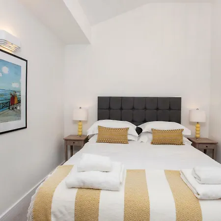 White House Apartments-free Parking 1 Car Per *