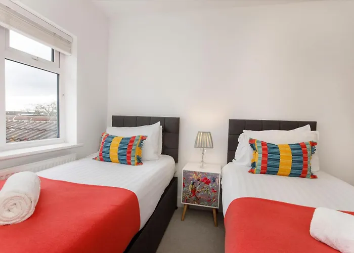 White House Apartments-free Parking 1 Car Per