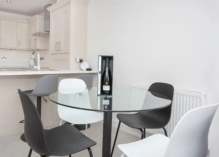 White House Apartments-free Parking 1 Car Per *