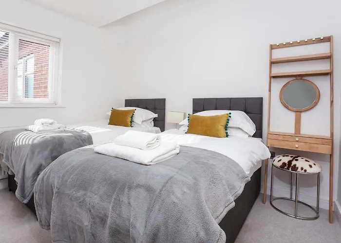 White House Apartments-free Parking 1 Car Per