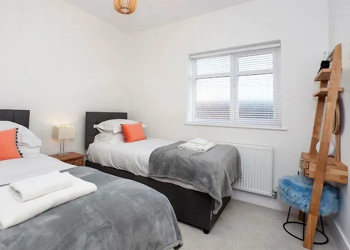 White House Apartments-free Parking 1 Car Per