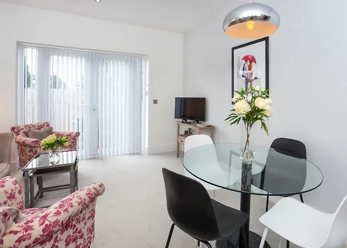 White House Apartments-free Parking 1 Car Per