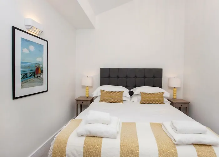 White House Apartments-free Parking 1 Car Per *