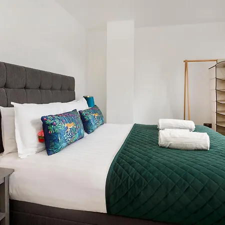 White House Apartments-free Parking 1 Car Per