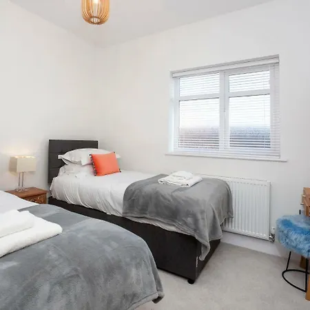 White House Apartments-free Parking 1 Car Per