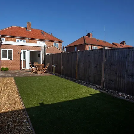 White House Apartments-free Parking 1 Car Per