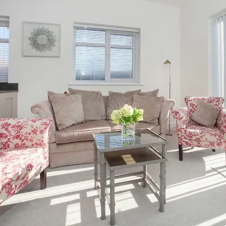 White House Apartments-free Parking 1 Car Per