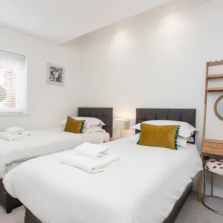 White House Apartments-free Parking 1 Car Per